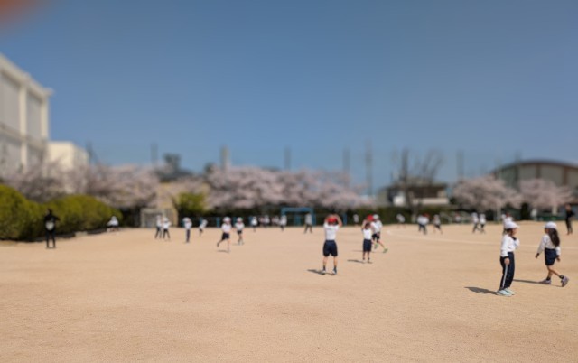 校庭を駆け回る子どもたち